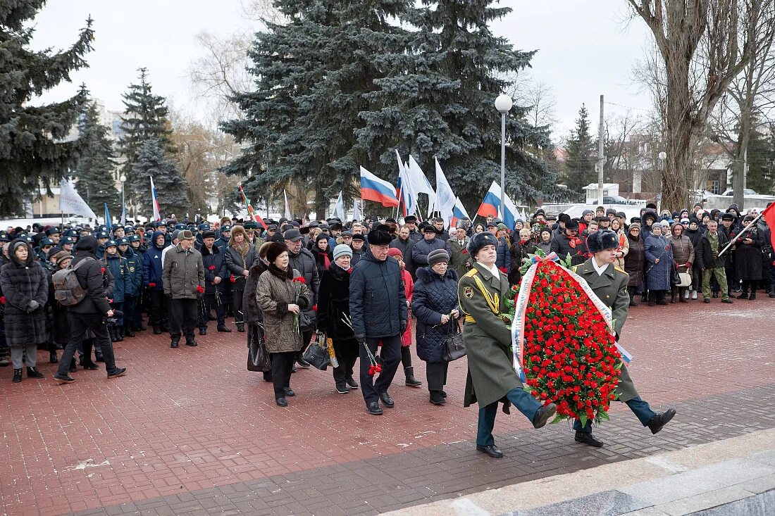 Сценарий митинга на 23 февраля у памятника. День Победы фото. Возложение венков в Курске. Возложение цветов к памятнику 23 февраля. Георгиевский сквер Курск.