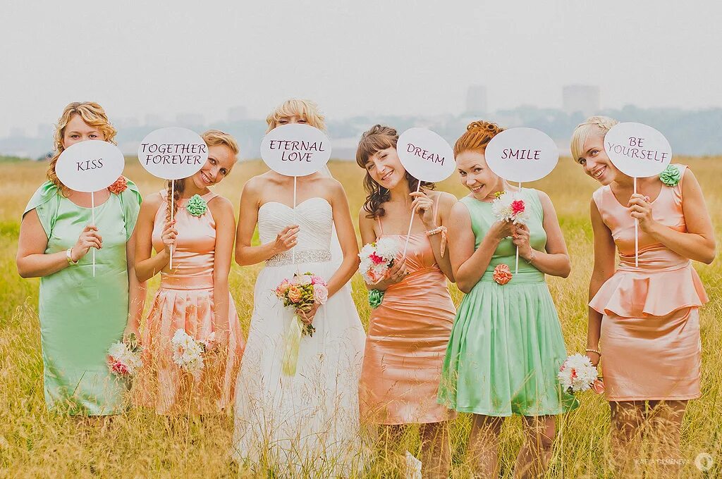 Фотосессия девичник идеи. Позвали на девичник. Яркий девичник. Девичник в стиле. Свадьба сестры девичник.