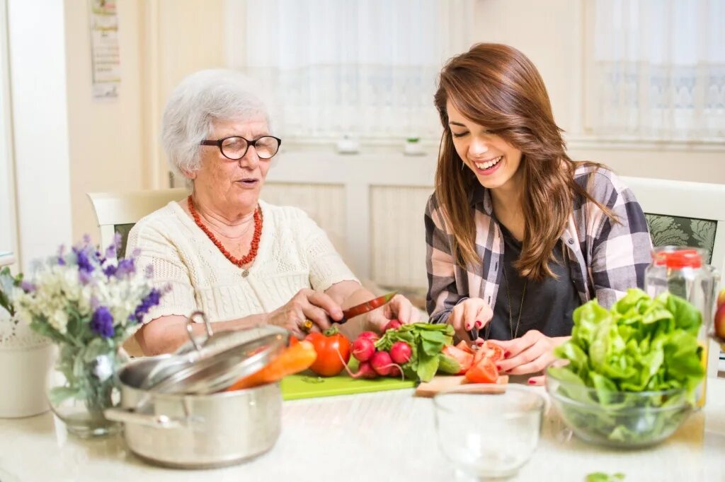 Что нельзя есть пожилым людям. Здоровое питание пожилых. Правильное питание для пожилых. Пожилые люди. Бабушка готовит.