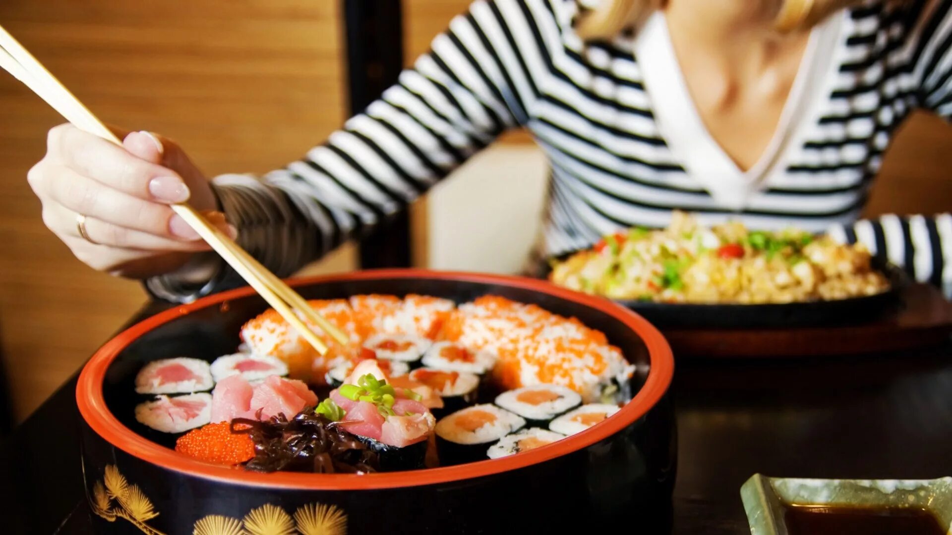 Сайт суши ем. Японская кухня готовка. Суши для беременных. Японцы едят суши. Суши едят фото.
