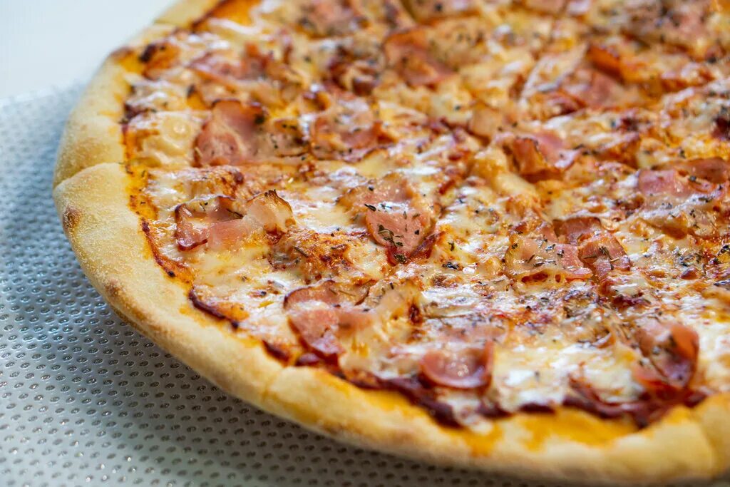 Простая пицца дома рецепт. Пицца дома. Пицца с моцареллой. Пицца домик. Фото пиццы дома.