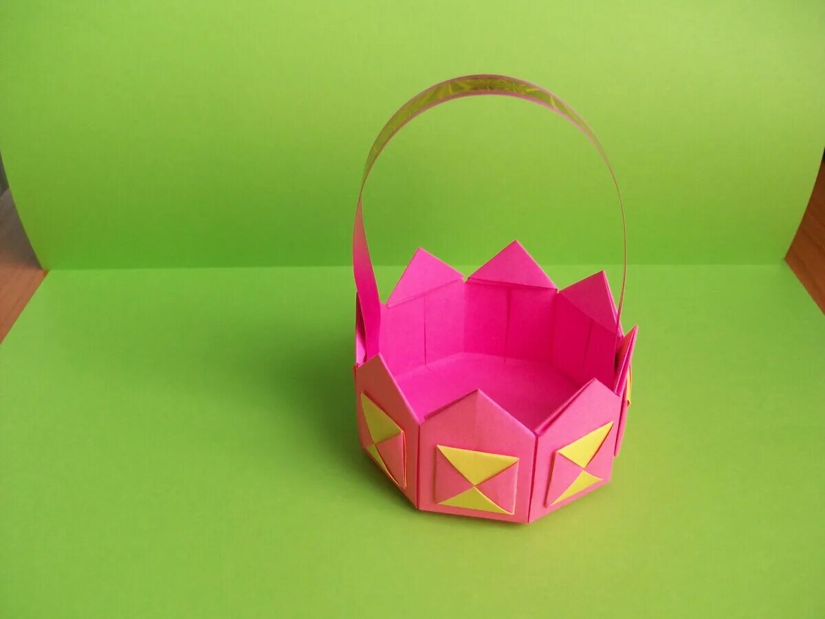 Плетеная корзина из картона. Объемная корзина из бумаги. Корзинки из бумаги и картона. Корзинки из бумаги и картона. Пасхальная корзина из картона.