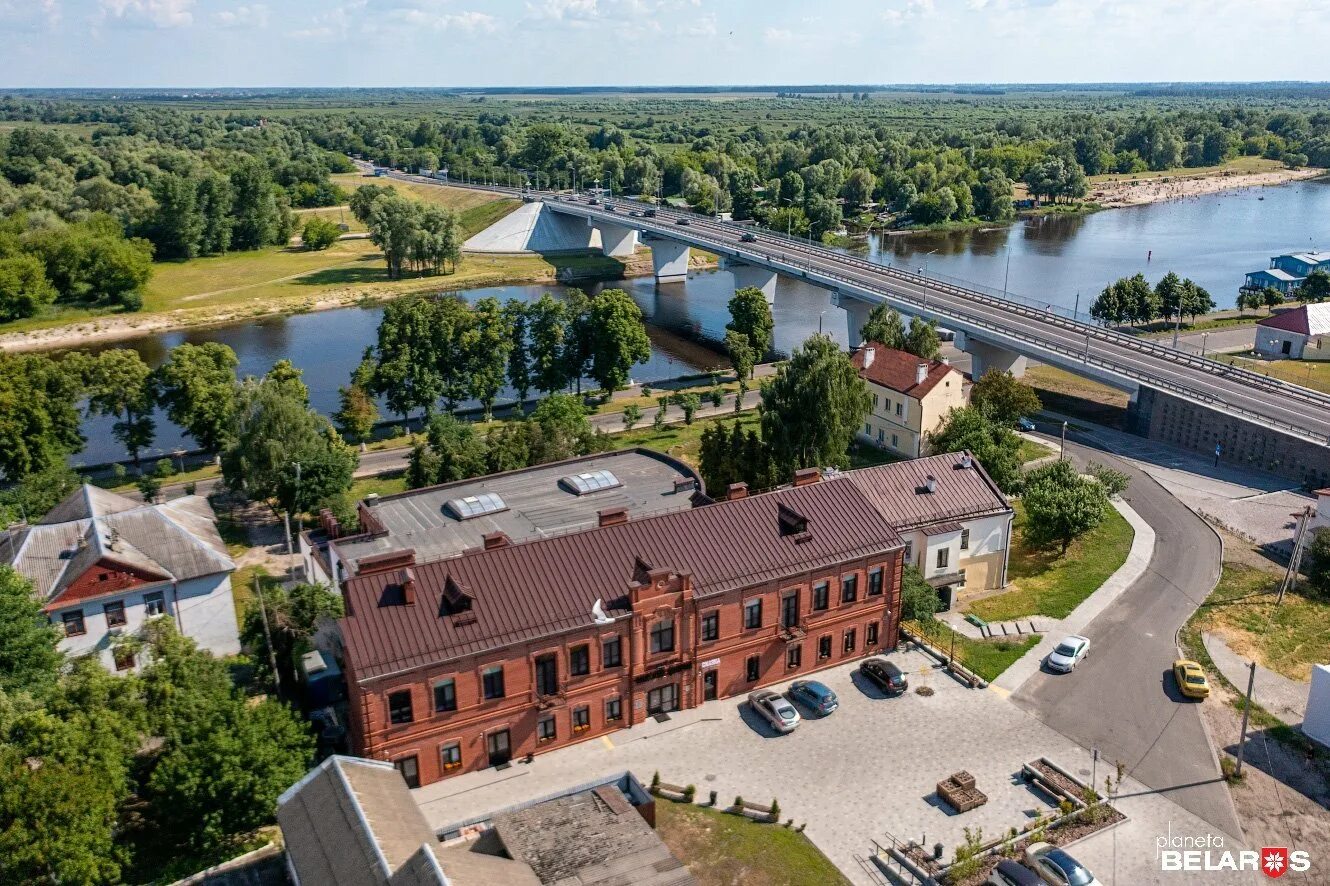 Пинский looking rooms. Пинской, дом 28/1. Пинский дворик. Пинской, дом 28/1. Пинский дворик гостиница пинск.