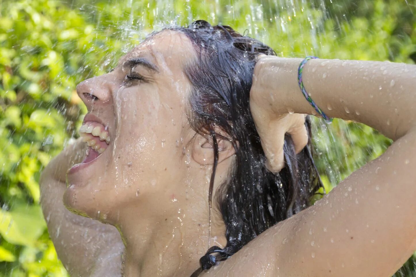 красивая девушка в огороде. писс скрестив ноги. тесак золотой дождик. красивые девушки писаются. девушка мочится на сцене.