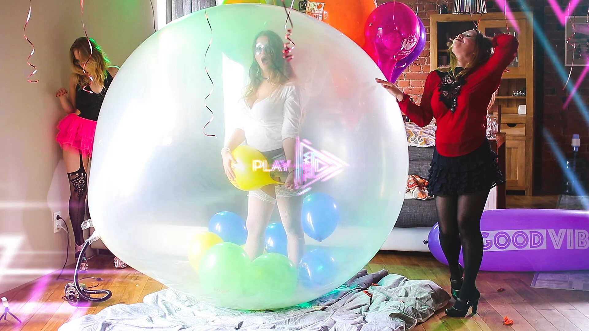 Большие шары видео. Девушка Looner. Интерактивный шар гигантский. Лунеры popping.