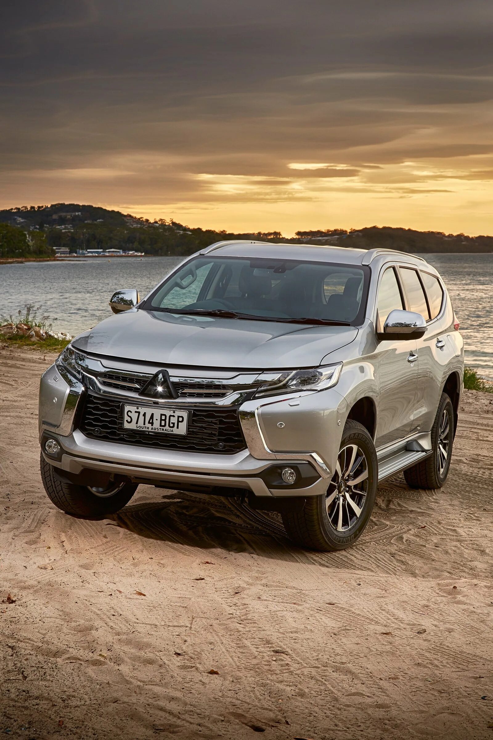 Mitsubishi pajero sport 5. Mitsubishi Pajero Sport. Новый Mitsubishi Pajero Sport. Митсубиси Паджеро 2016. Mitsubishi Pajero Sport 2018.