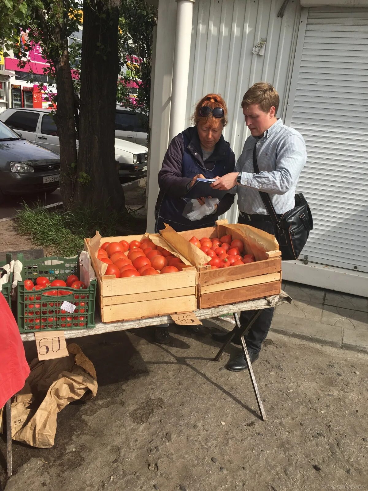 Купил на рынке папа. Уличная торговля клубникой. Несанкционированная торговля. Несанкционированная торговля в неустановленных местах. Несанкционированная торговля на Силикатной.