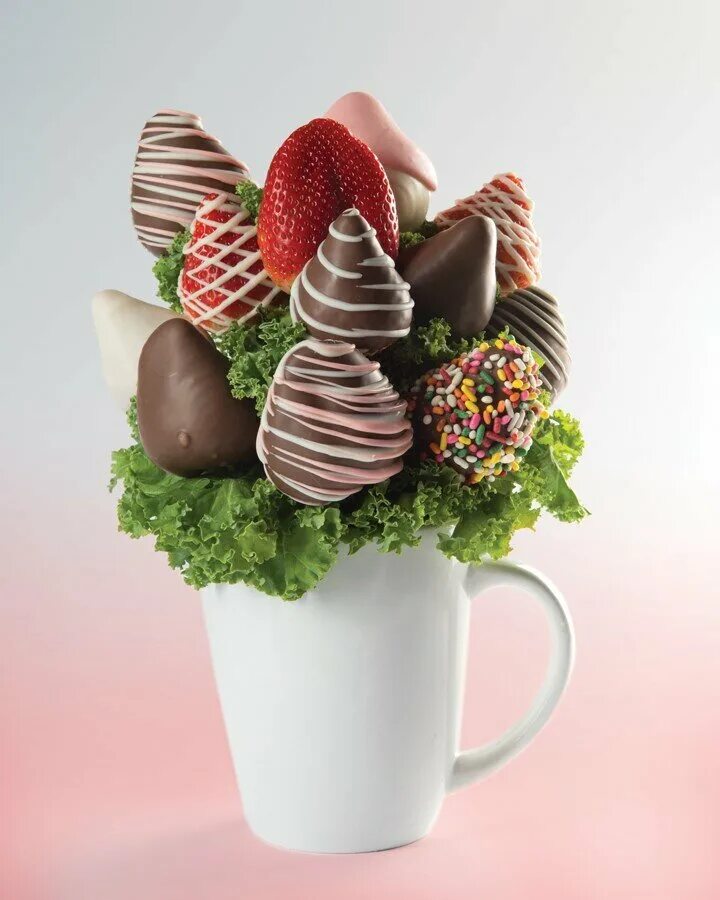 клубника в шоколаде. десерт в шоколадном стаканчике. вкусняшки. клубника в шоколаде декор. клубника в шоколаде в стакане.