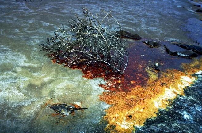 химическое озеро. кровавая река далдыкан норильск. сточные воды. загрязнение почвы. озеро химикаты.