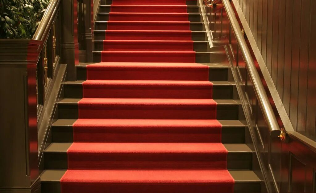 Red step. Красная лестница. Лестница с красной дорожкой. Лестница с красной ковровой дорожкой. Дорожка на лестницу.