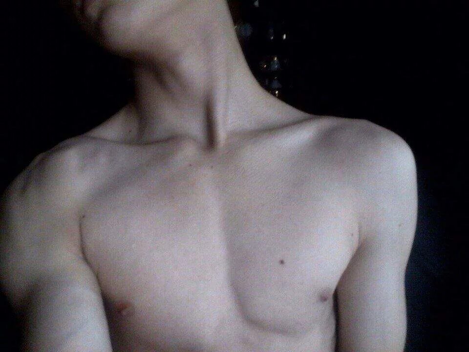 Ключицы у парней. Выраженные ключицы у мужчин. Ключицы мальчика. Красивая шея. Ключицы мальчика.