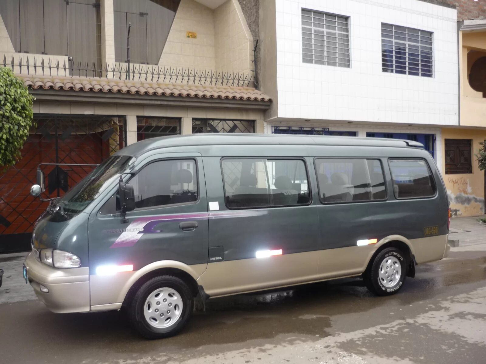 Купить б/у Kia Carnival III 2.2d AT (202 л.с.) дизель автомат в Москве: белый Ки