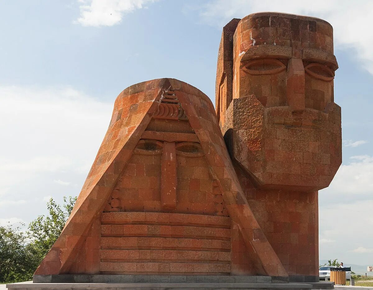Памятники в нагорном карабахе. Герб нагорного карабаха. Армения горы арцах. Слово арцах. Монумент “мы и наши горы” арцаха.