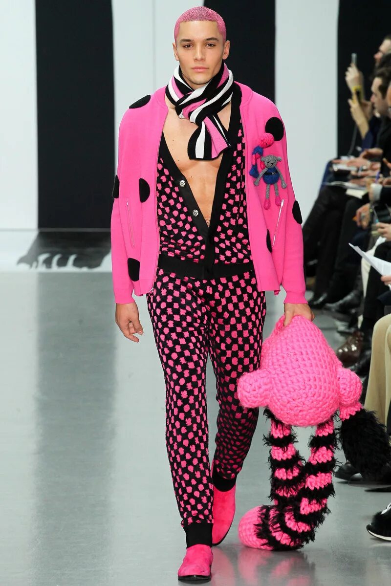 странные мужские наряды. высокая мода. необычные платья. необычные платья. самая смешная одежда.