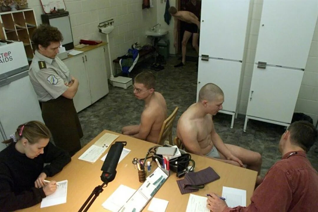 Медкомиссия в военкомате в октябре. Призывная комиссия. медкомиссия в военкомате. призывники на медкомиссии.