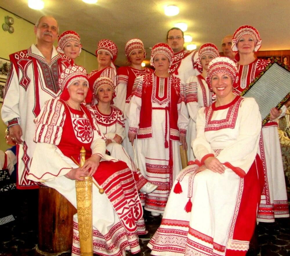 Костюмы ансамбля надежды бабкиной. Костюмы фольклорные ансамбли. Русский народный ансамбль. Русский фольклорный ансамбль. Детские фольклорные коллективы.