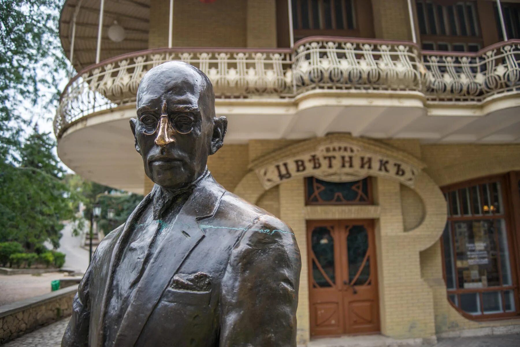 Памятник Кисе Воробьянинову в Пятигорске. Пятигорск парк цветник киса Воробьянинов. Пятигорск памятник парк цветник. Скульптура киса Воробьянинов Пятигорск. Киса пятигорск