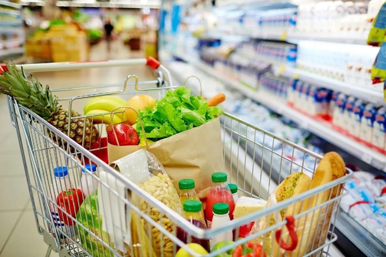 Тележка с продуктами. Корзинка с продуктами. Магазины продуктов корзина. Магазины продуктов корзина. Корзина продуктов в магазине.