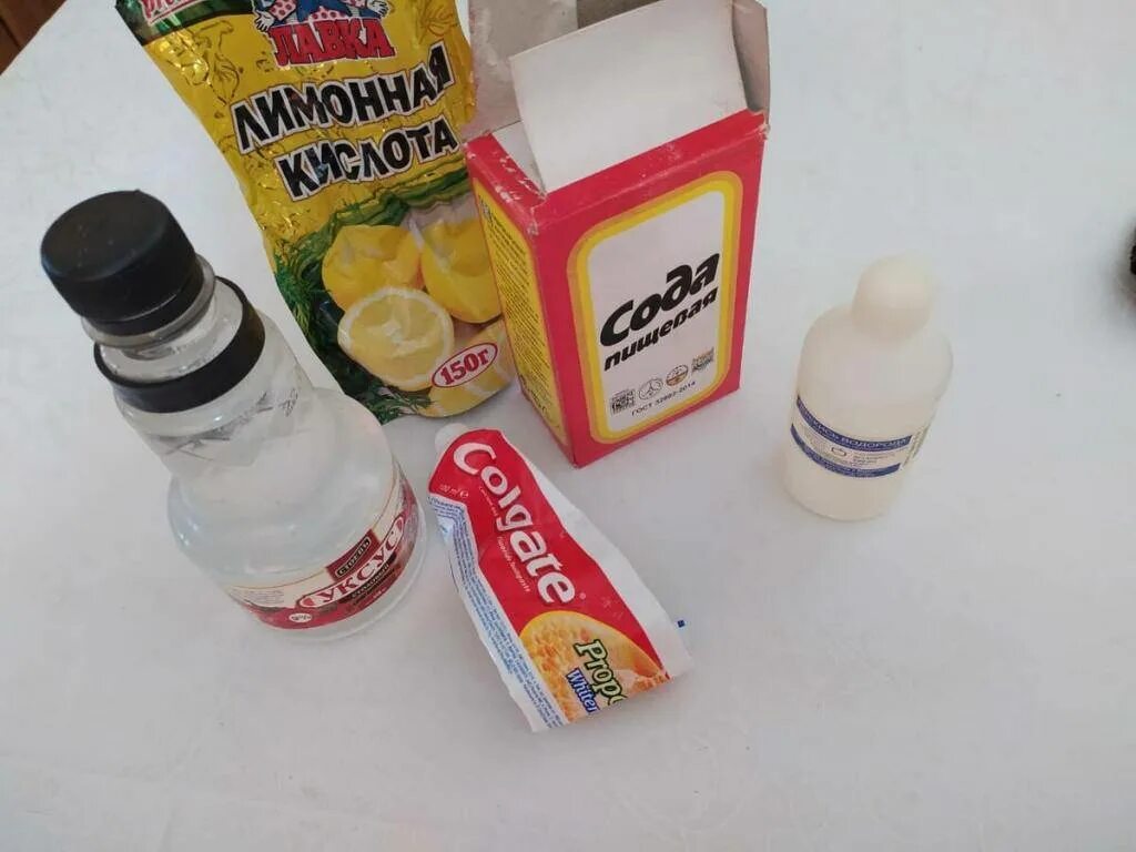 Как отстирать белые вещи от желтых пятен. Средство для выведения пятен. средство для выведения пятен от пота. средство от пота желтых пятен. средства для выведения желтых пятен.