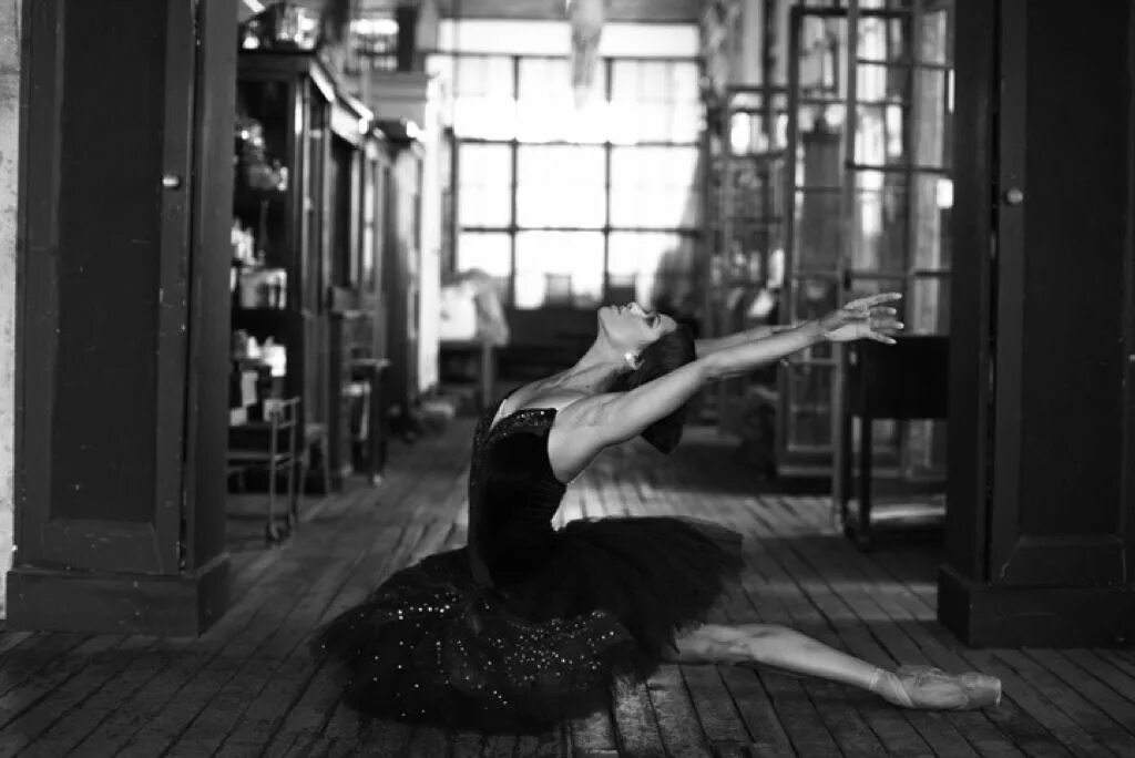 She can dance like a ballerina. She can dance like a ballerina. She can dance like a ballerina. Микаэла де принс балерина. Маленькая танцовщица жжёт.