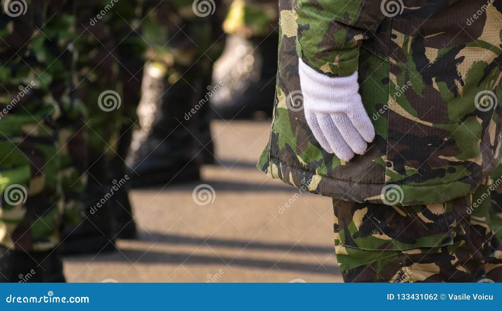 Военные в белых перчатках. Солдат с белой повязкой. Рука военного. Повязка на руку Военная.