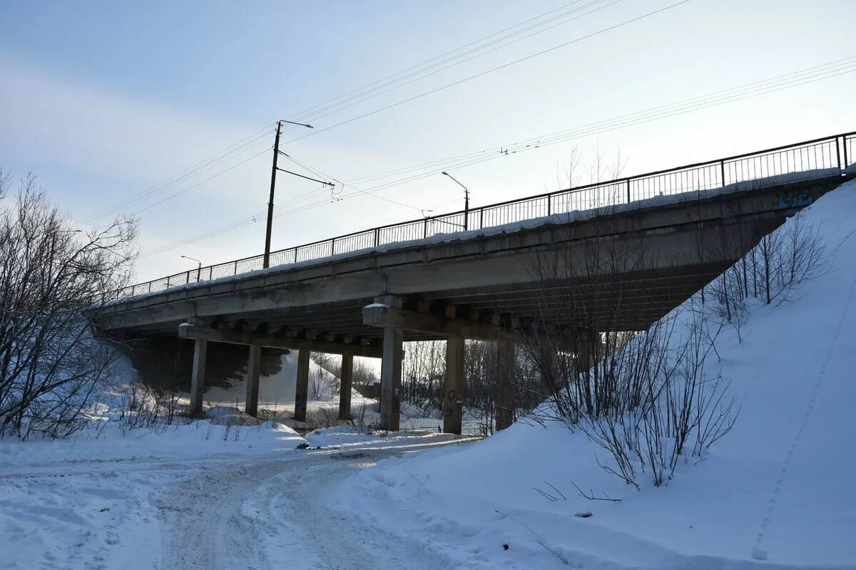 Движение через мост кострома. Мост через реку кострома в костроме. мост через костромку в костроме. мост в юбилейном кострома.
