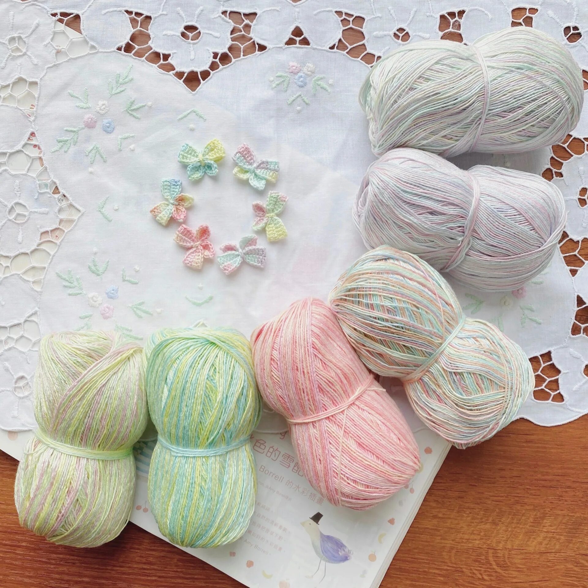 фриволите. кружевные нитки. золотая вышивка кружево. хлопковые нитки.