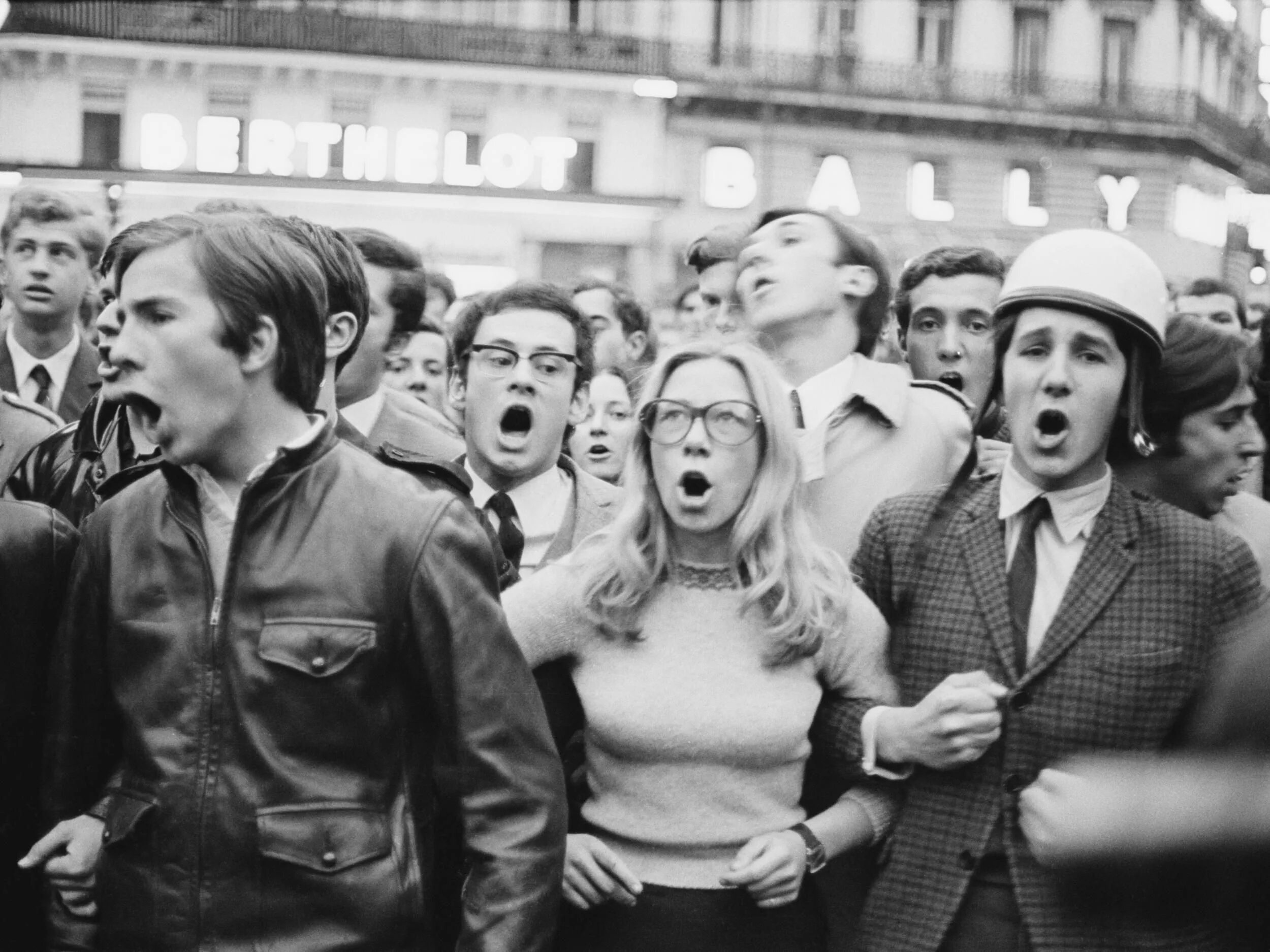 Демонстрация взгляд. Париж 1968 студенческие бунты. Студенческие протесты США 1968. Студенты Франции 1968. Студенческая революция во Франции 1968.