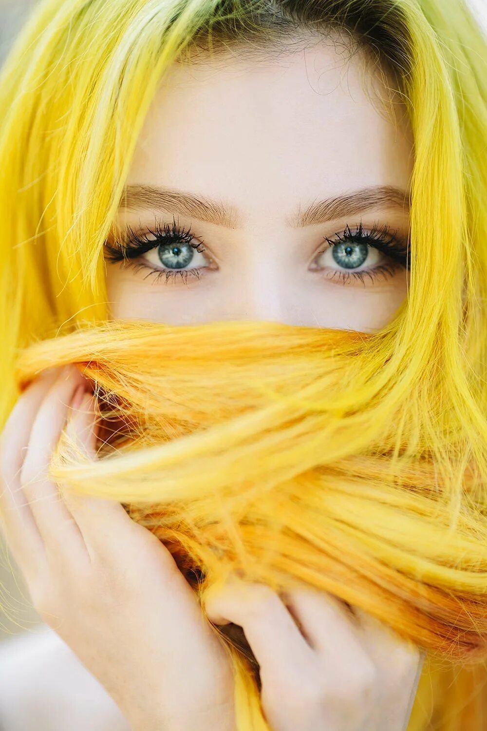 Девушка с желтыми волосами. Красивые желтые волосы. Девушка в желтом. Желтый цвет волос. Желто русые волосы