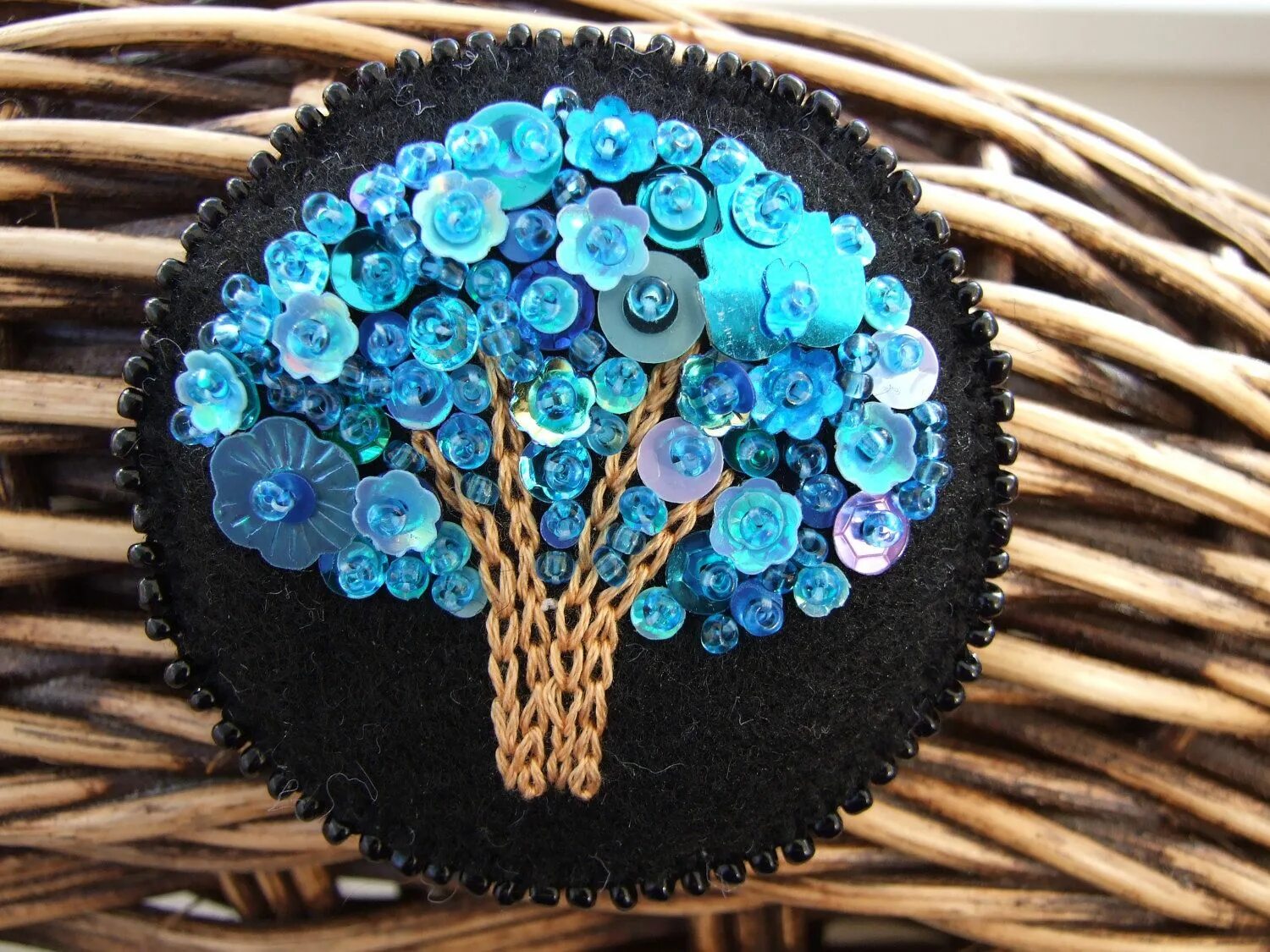 украшения из пуговиц брошки. брошки из пуговиц. броши из пуговиц. брошки из пуговиц своими руками. украшения из пуговиц брошки.