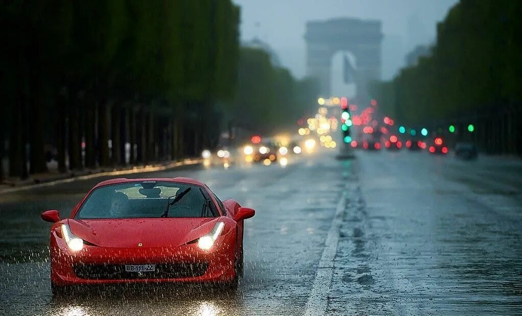 Driver rain. Феррари под дождем. Феррари дождь. Ferrari под дождем ночью. Мокрая машина.