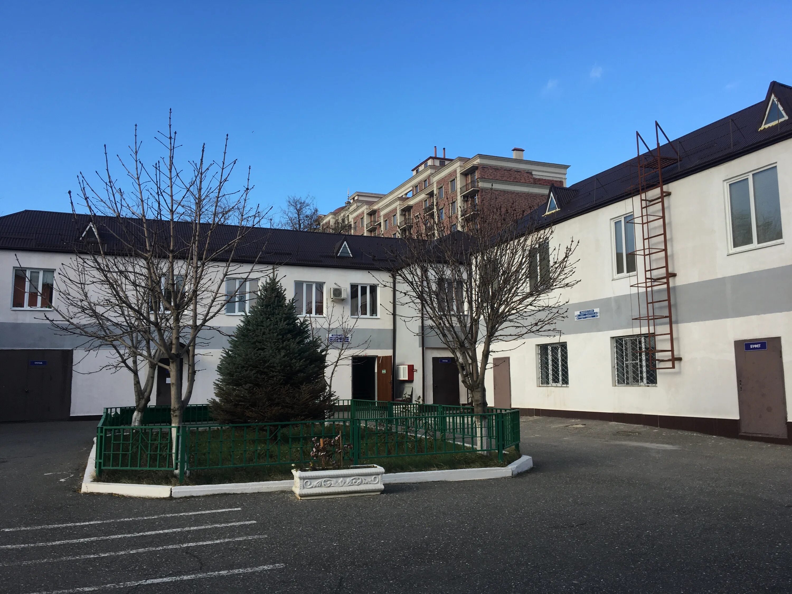 Девушка за партой. Крымская гимназия интернат. Рли цод махачкала. Гимназия интернат актаныш. Челябинский областной лицей интернат для одаренных детей.