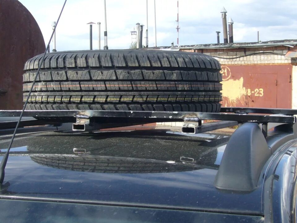Запаска на крышу автомобиля мазда 5. Крепление запаски на крышу. Запасное колесо на крышу. Багажник на крышу ваз 11113 ока. Крепление запаски на крышу.