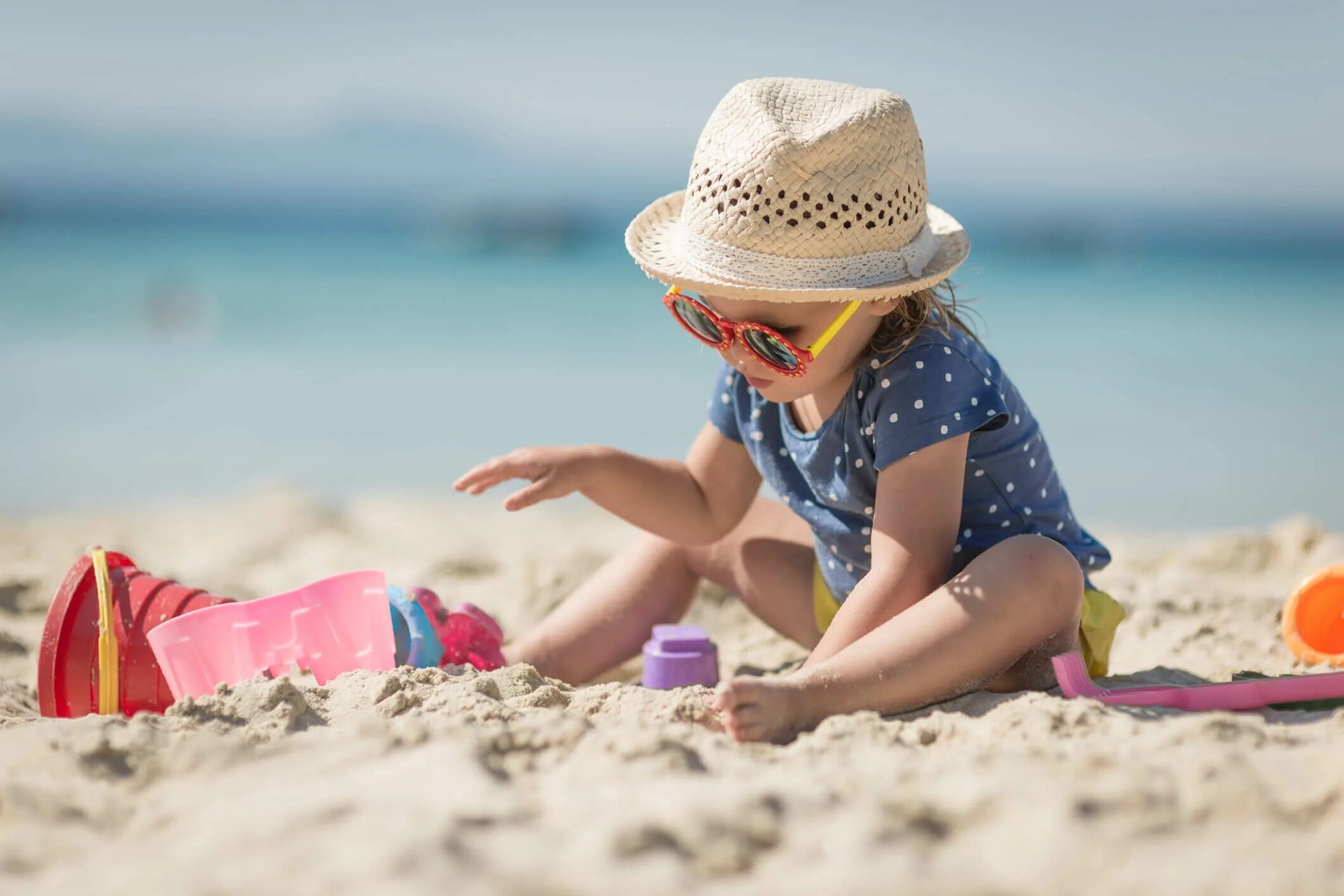 Дети на море. Малыш на пляже. Детишки на пляже. Ребенок шляпа пляж.