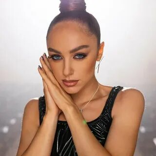 Прости, но я не буду петь": Мари Краймбрери представила клип-исповедь Русский Хи