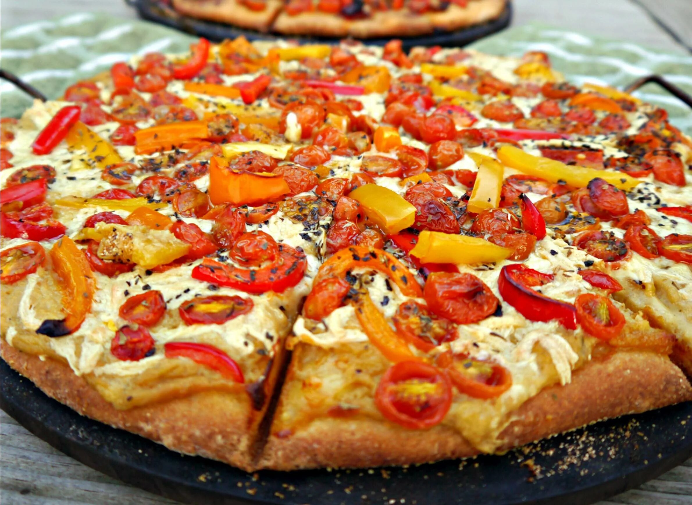 Простая пицца дома рецепт. Пицца на багете. Пицца домашняя. Пицца из дрожжевого теста. Красивая пицца домашняя.