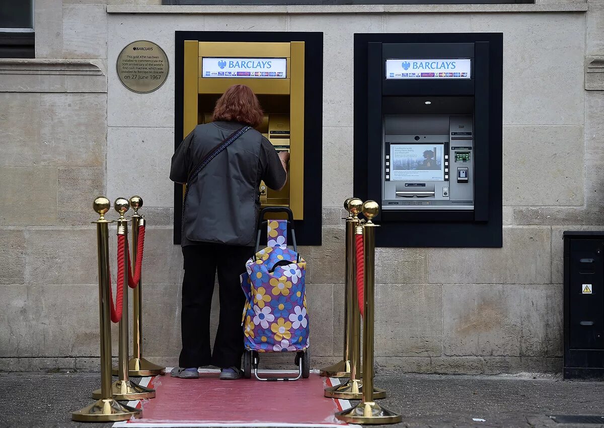 First atm. Первый Банкомат. Первый Банкомат в мире. Самый первый Банкомат. Первый Банкомат в мире фото.