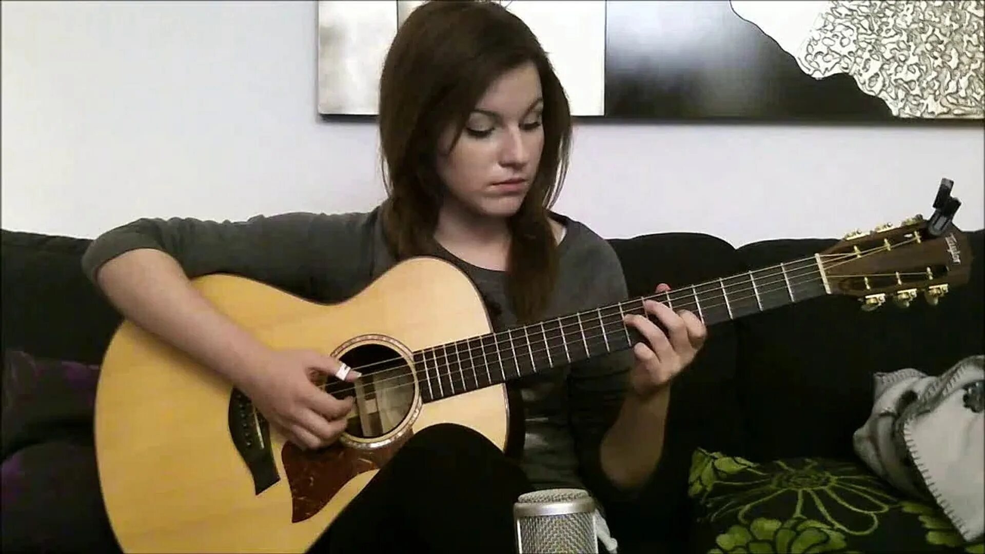 Военный с гитарой. Песни в исполнении девушек видео. Отшумело отзвенело бабье. Габриэлла кеведо отель калифорния. Девушка диджей брюнетка.