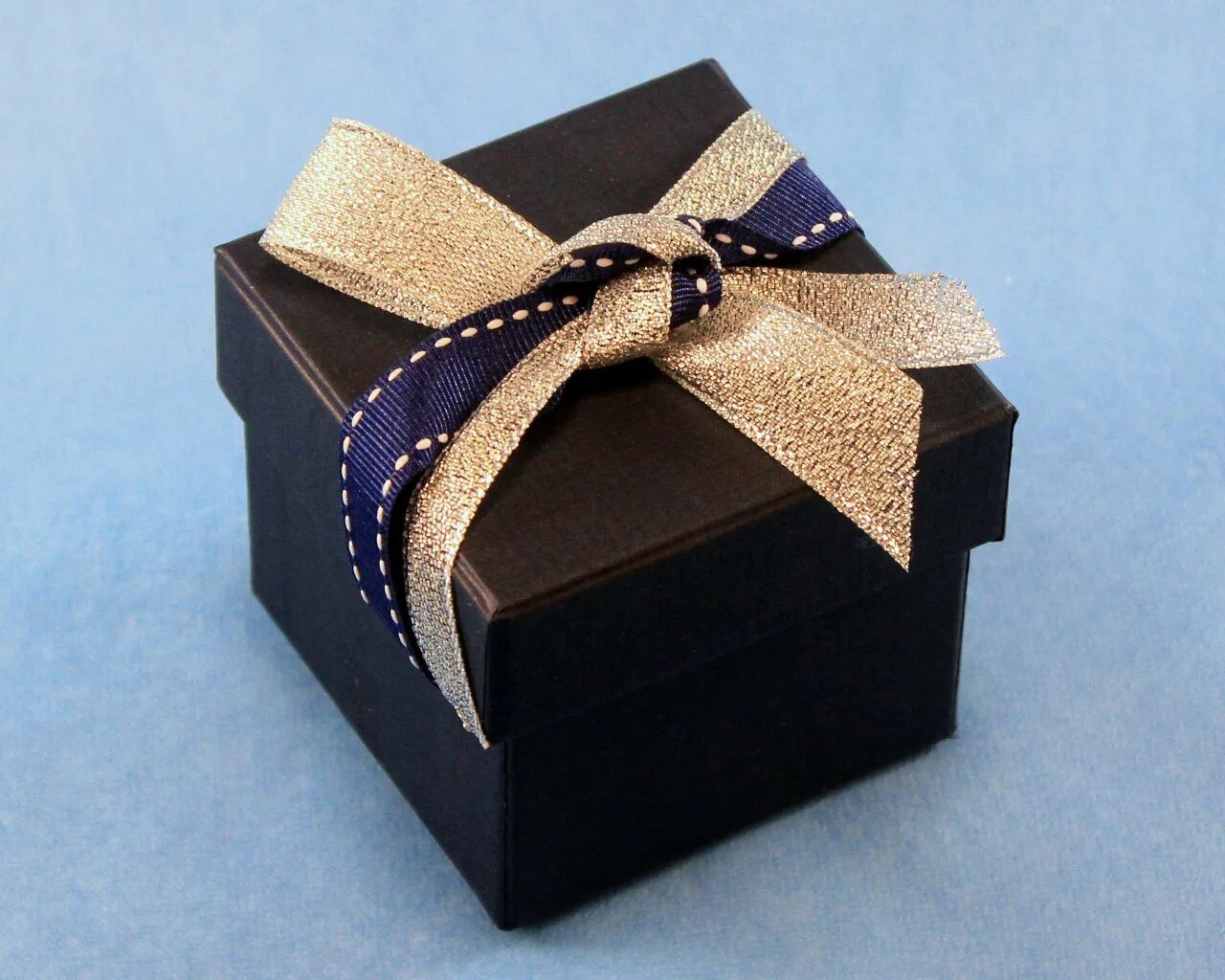 Красивый подарок мужчине. Красивые коробочки для подарков. Красивые подарочные коробки. Красивая коробка для подарка. Украшение подарочной коробки.