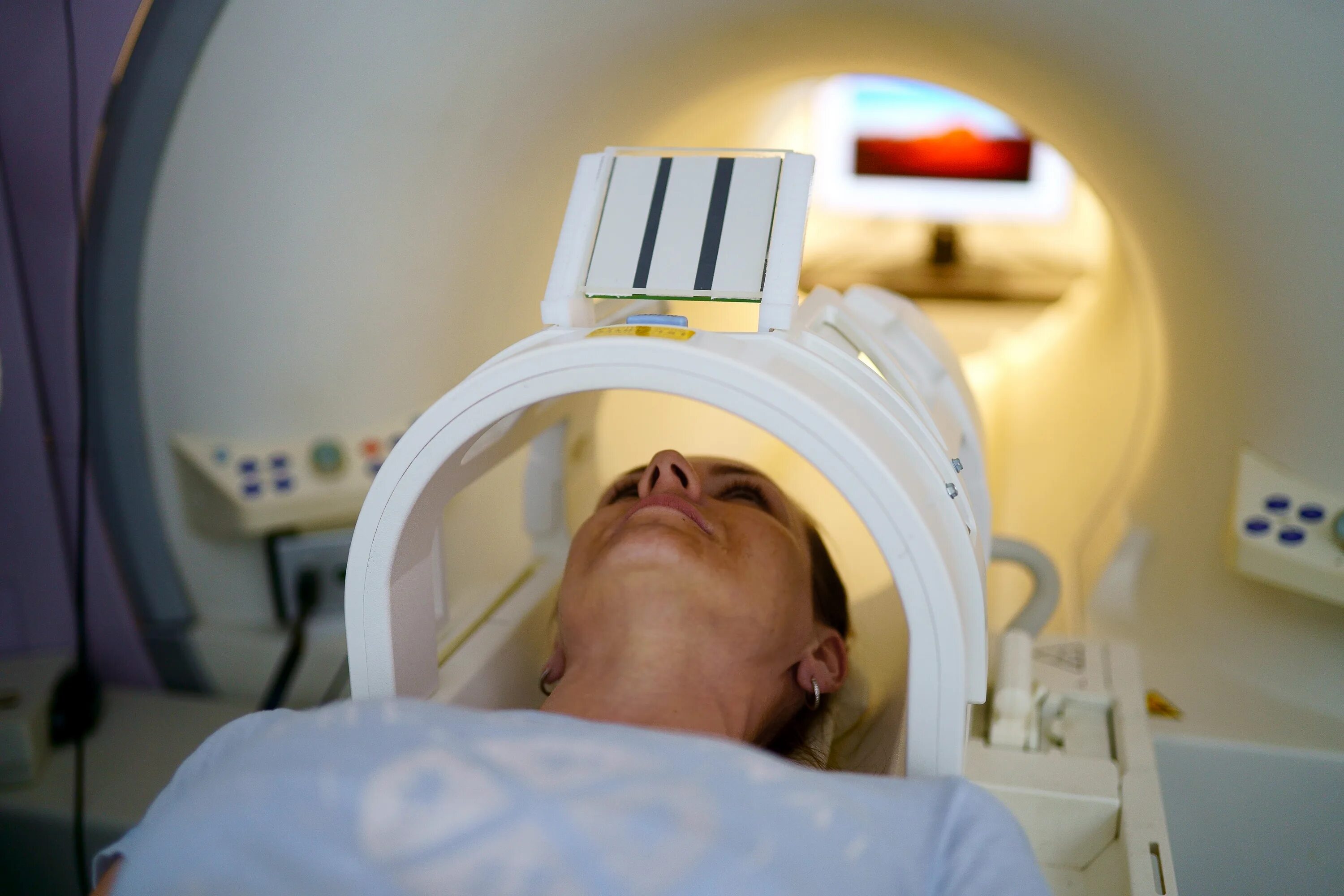 Какое делают мрт головного мозга. Мрт катушка для головы. mri scan.