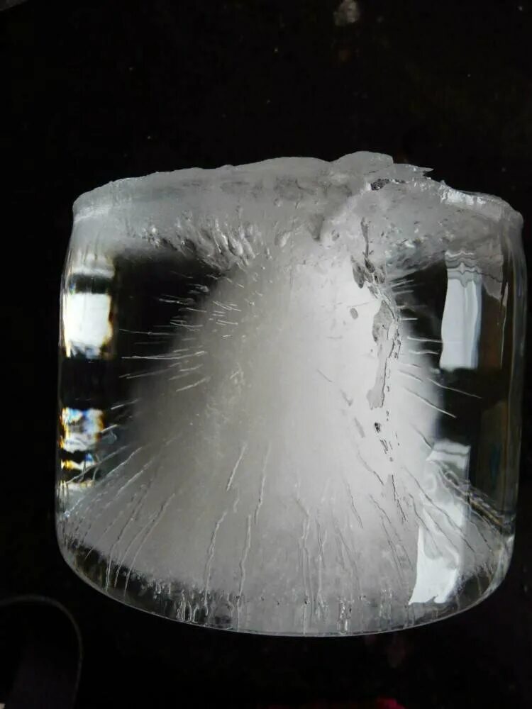 Вода после заморозки. Замороженная вода. Опыт заморозка воды. Замороженная вода в бутылке. Замерзание воды.