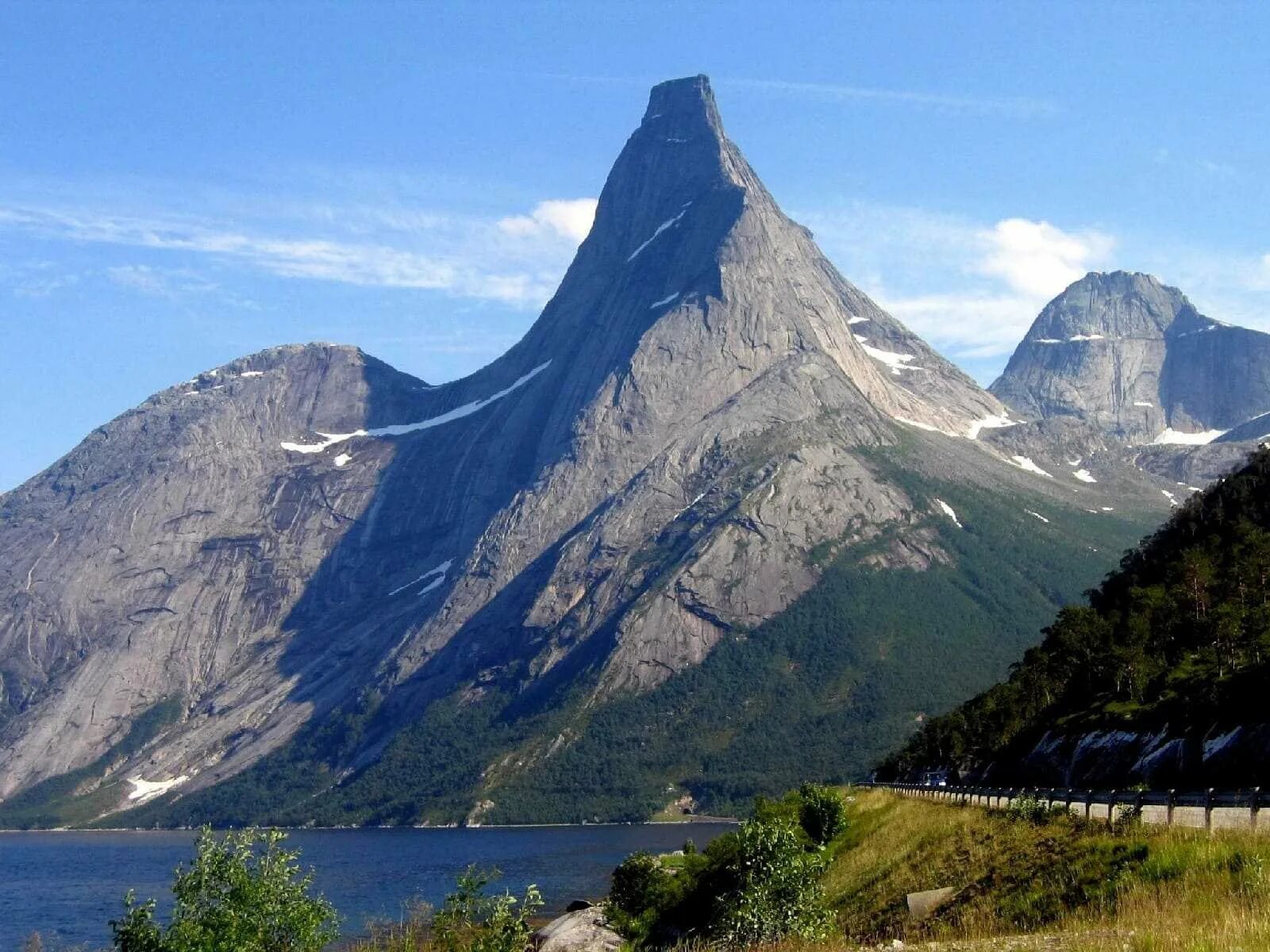 Небольшая вершина с округлой. Стетинд гора. Тиндене гора Норвегия. Гора Ринджани. Пик Штетинд Норвегия.