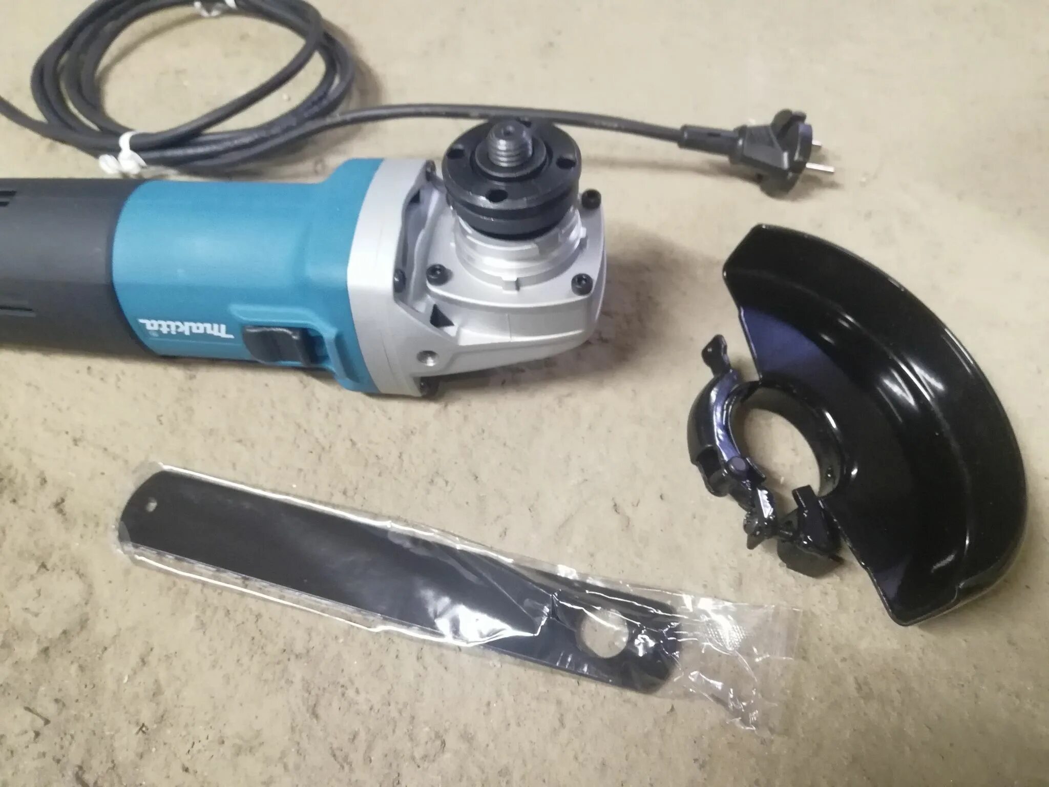 Болгарка (ушм) makita 9562 ch. Машинка углошлифовальная макита 9555hn. 9562cvh makita. 9562cvh makita. Угловая шлифмашина makita 9562 cvh.