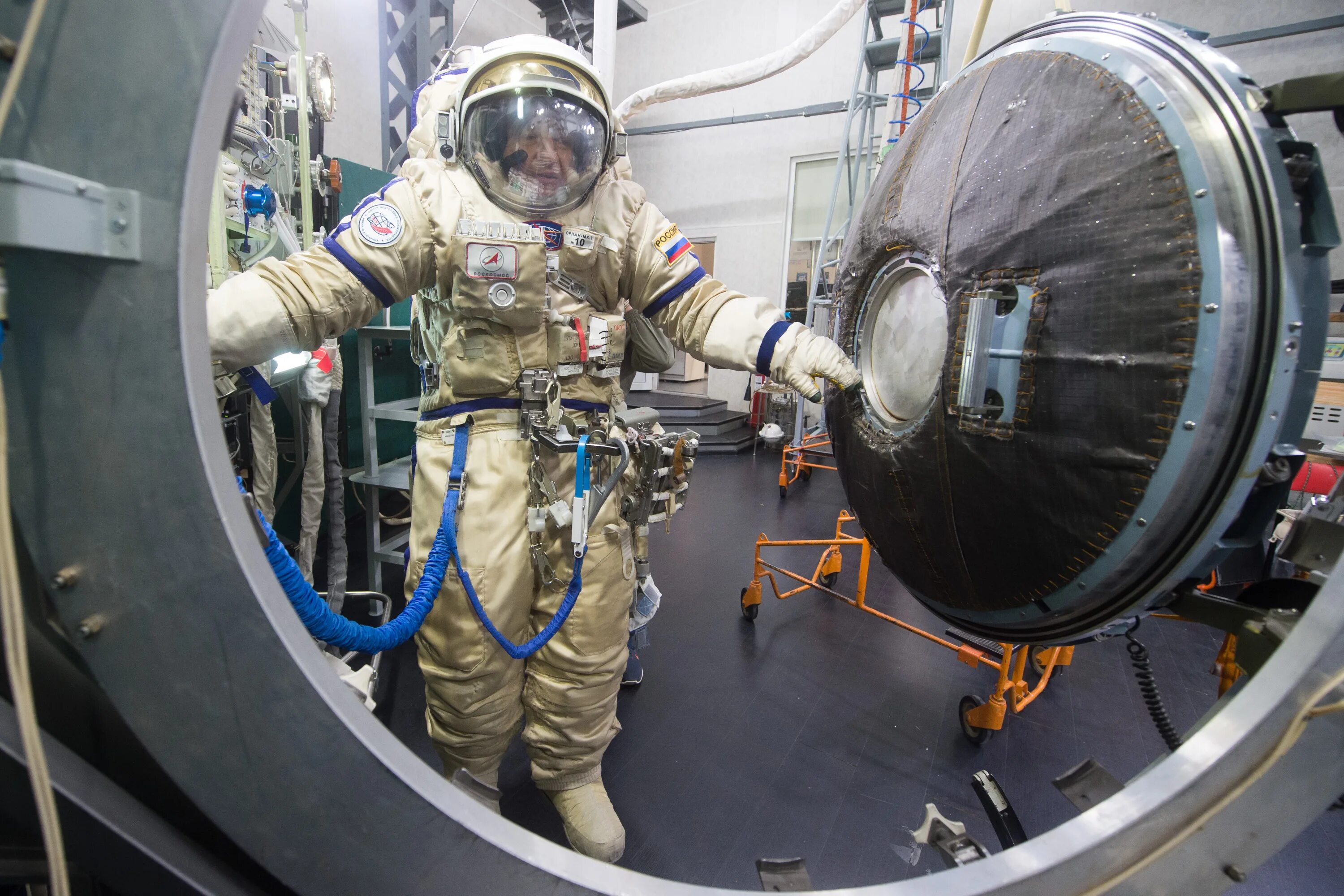 Сколько зарабатывает космо. Сколько платят космонавтам за полет. Сколько платят космонавтам за полет. Сколько получают космонавты. Оклады космонавтов.