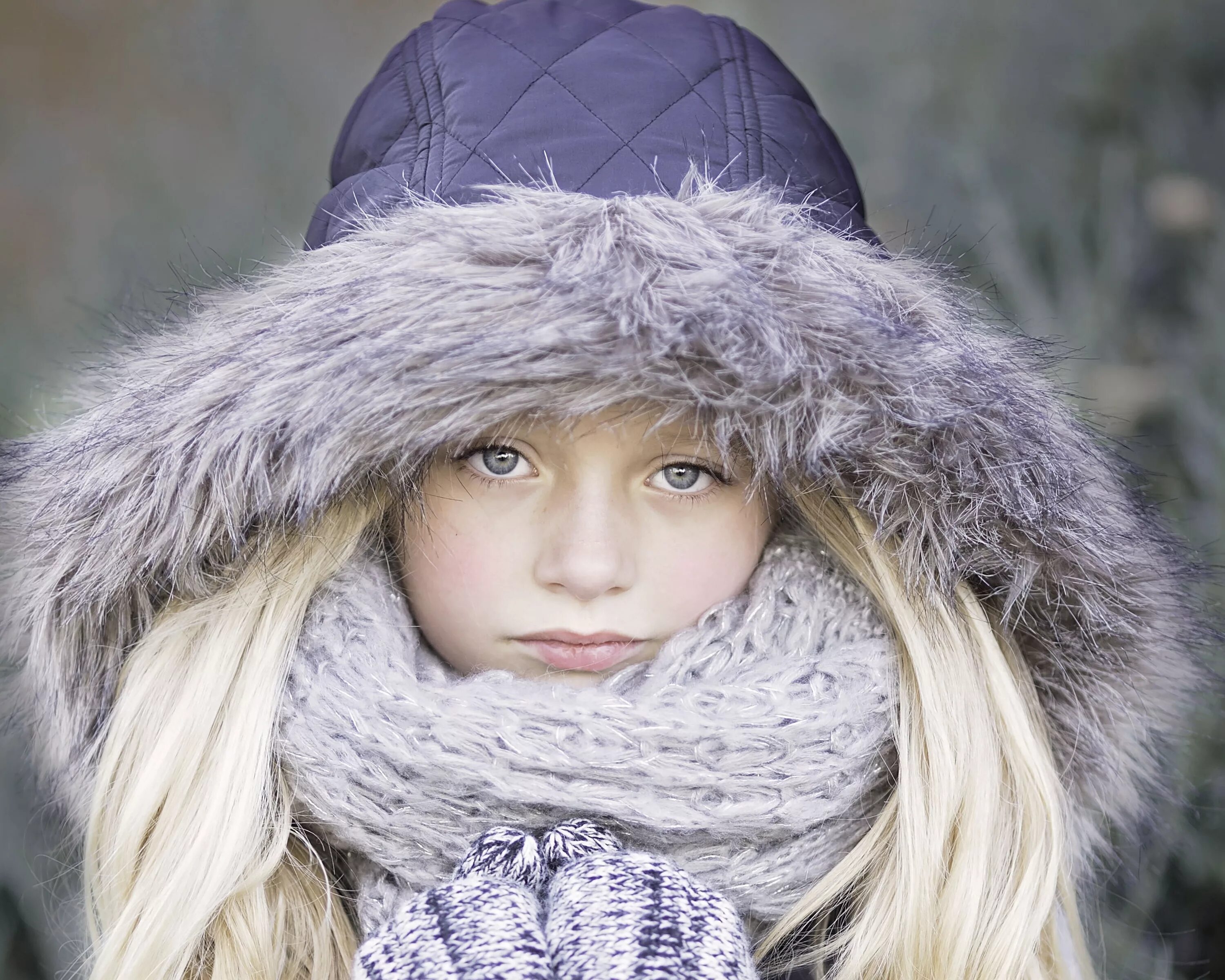 Young cold. Девушка в шарфе зимой. Шарф для девочки. Блондинка в капюшоне. Красивые девушки зимой в меховой шапке.