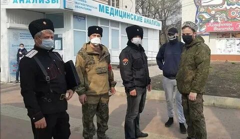 У входа в аэровокзал где поджидали приезжих