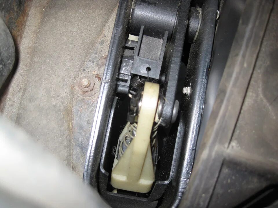 Пипец тросу сцепления. - Lada Приора седан, 1,6 л, 2007 года своими руками DRIVE