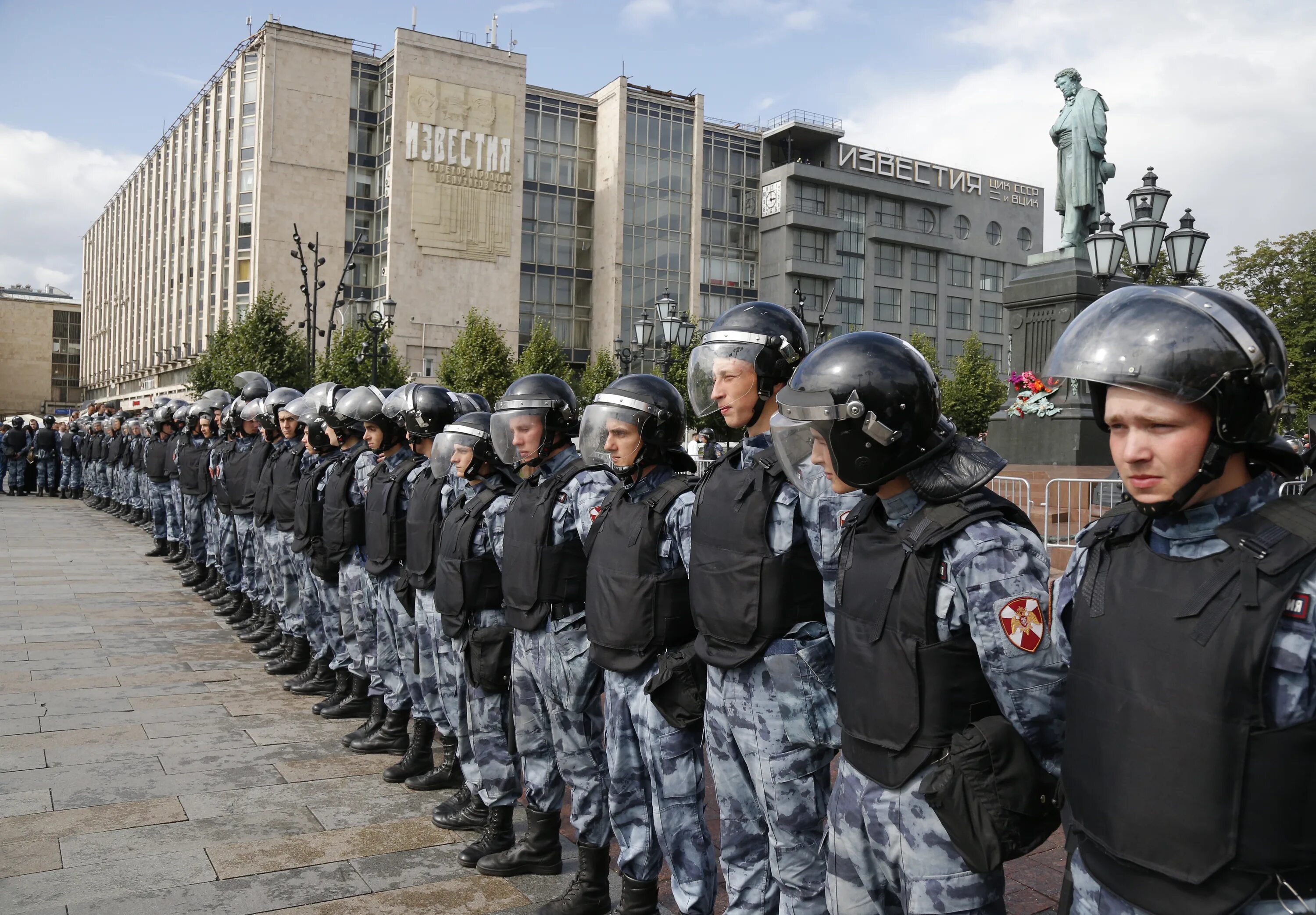 Росгвардия на митинге. Росгвардия на митинге в Москве. ОМОН Росгвардия митинг. ОМОН на улице. Экстремизм полиция