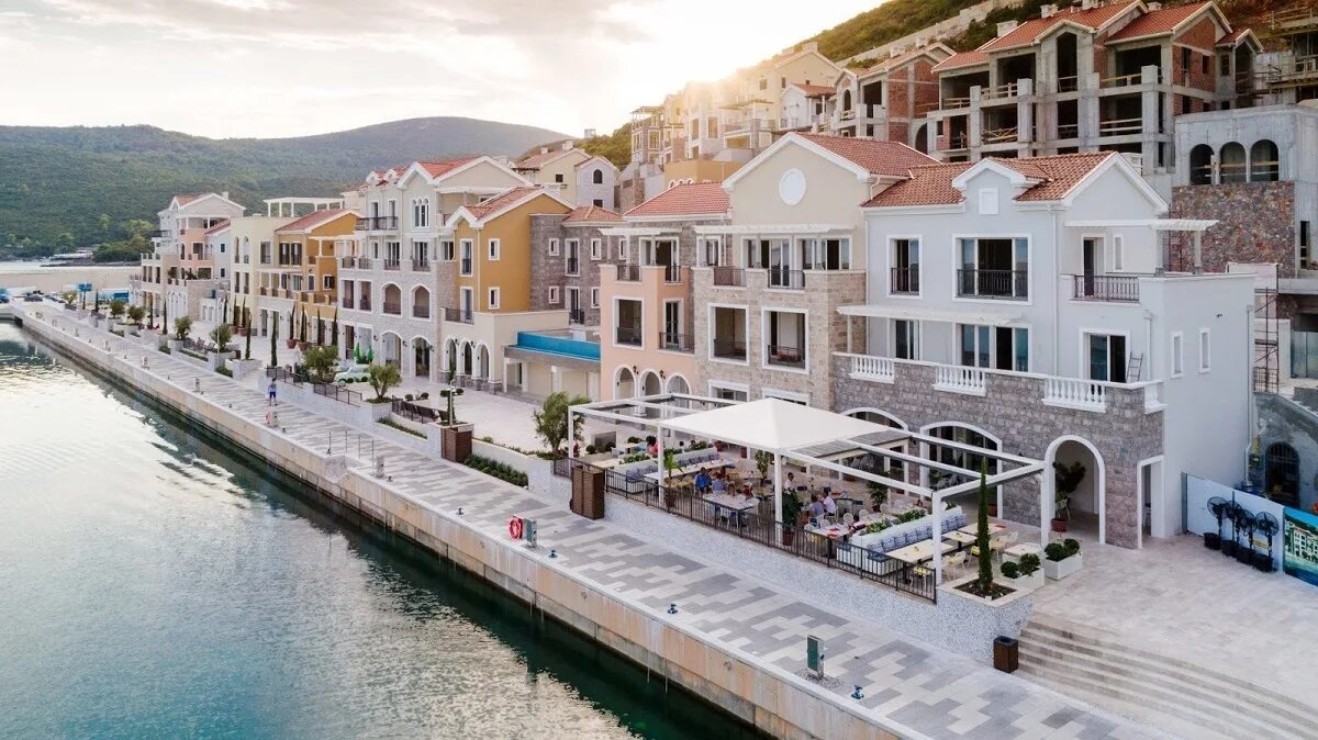 Lustica bay. Полуостров луштица черногория. Lustica bay. Луштица бэй централе. Lustica bay черногория.