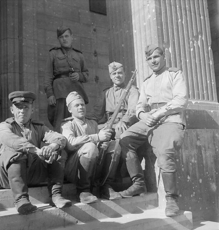 Советские солдаты в Берлине 1945. Повседневная жизнь Берлина в июле 1945. Советские солдаты в Берлине после войны. Русские солдаты в Берлине 1945.